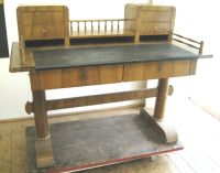 Dokončený biedermeier psací stůl 